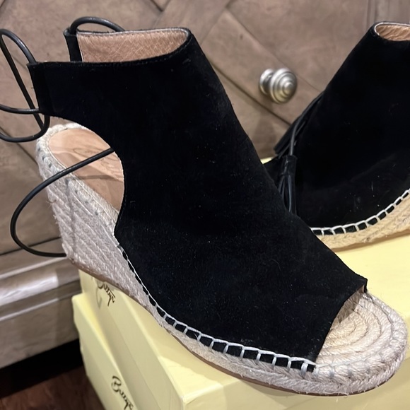 Shoes - Picture 3 of 4